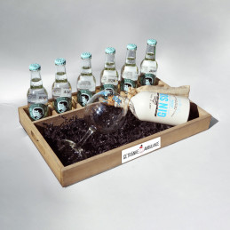 Holzkiste mit Gin Sul & Tonic